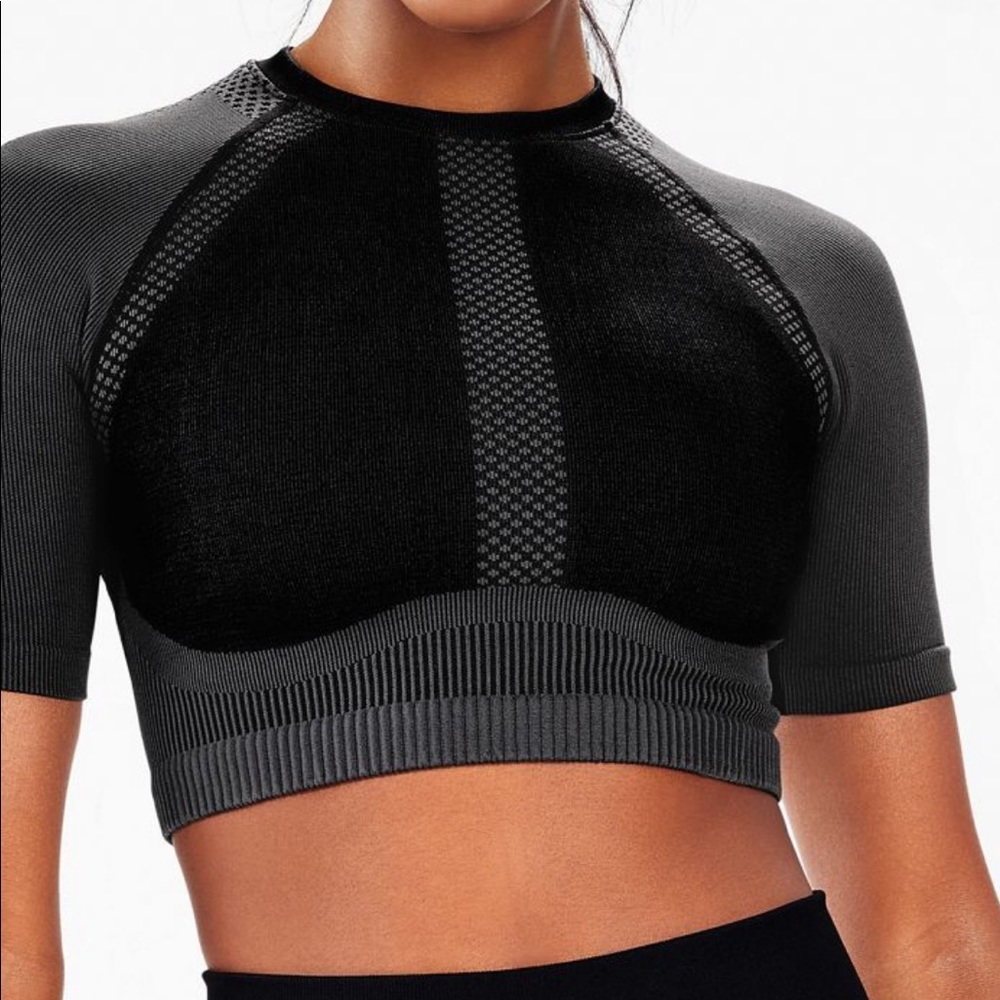 Fabletics ▪️ Jesses Seamless.Crop Top ▪️Black/Pewter ◾️ Size Large